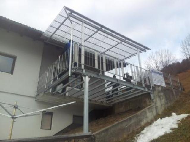 Balkonüberdachung aus Stahl verzinkt und Wellacrylplatten.